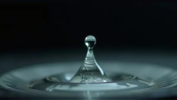 Single Droplet Suspended Midair Sharp Clarity